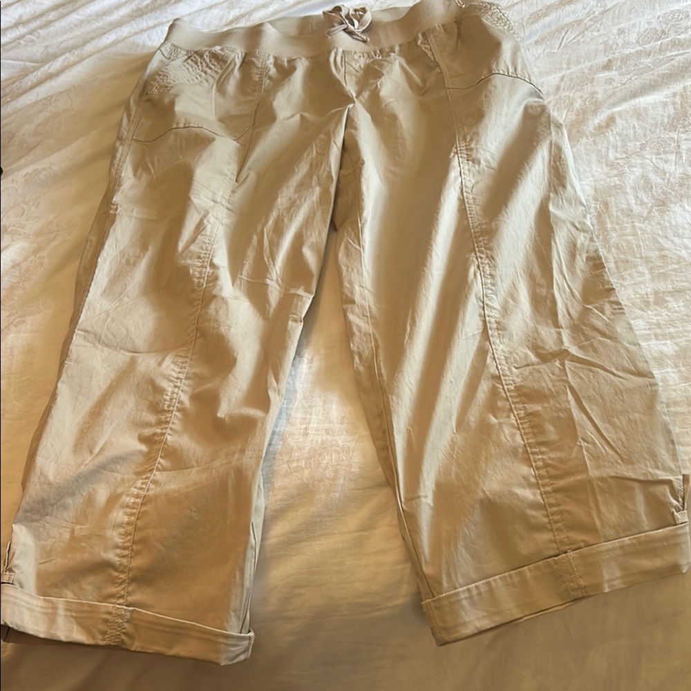 Palm Rio NWT Capri size LARGE light khaki color